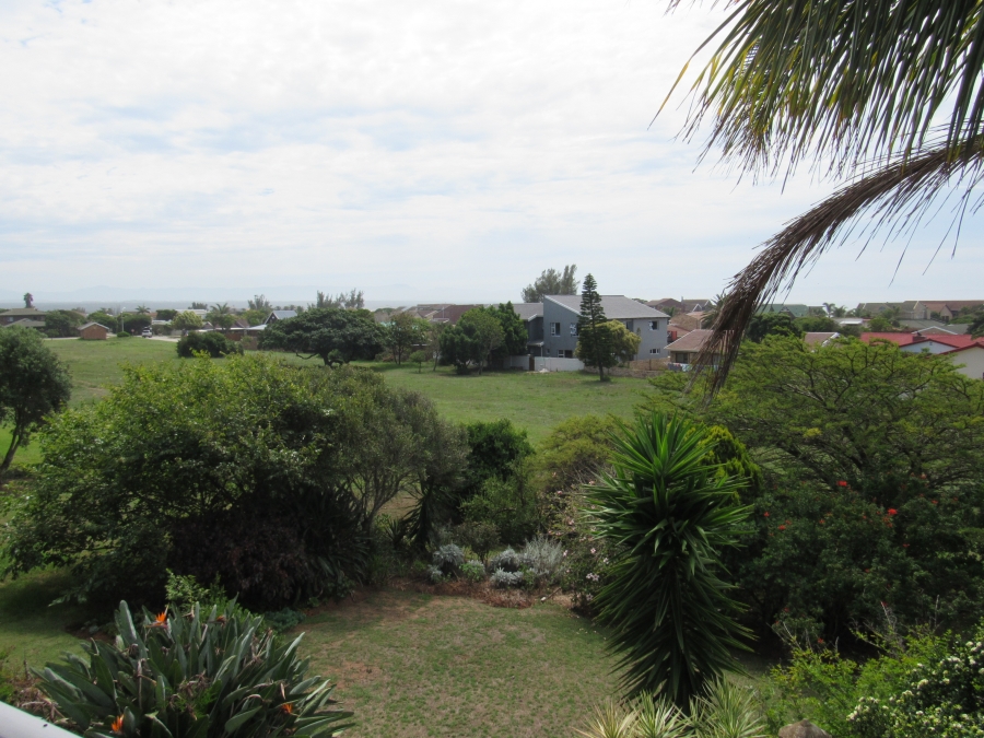 4 Bedroom Property for Sale in Wavecrest Eastern Cape